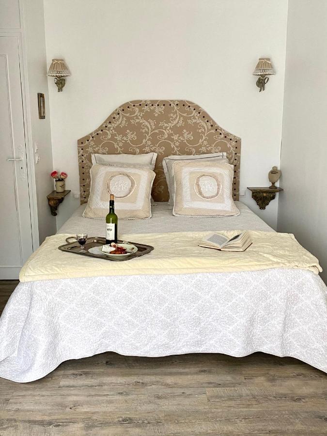 Le Vieux Moulin Bed & Breakfast Bouhet Bagian luar foto