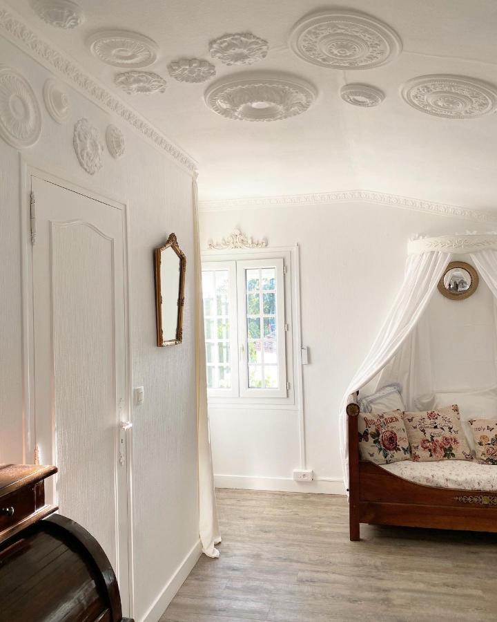 Le Vieux Moulin Bed & Breakfast Bouhet Bagian luar foto